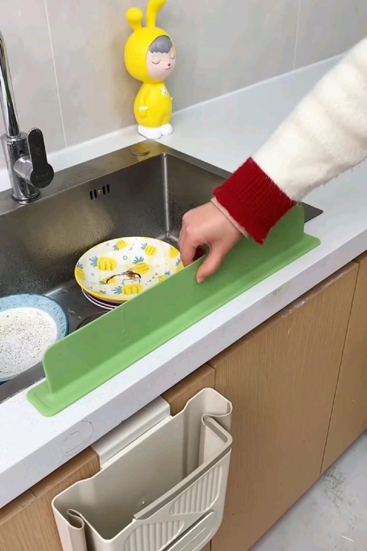 Kitchen Sink Splash Guard